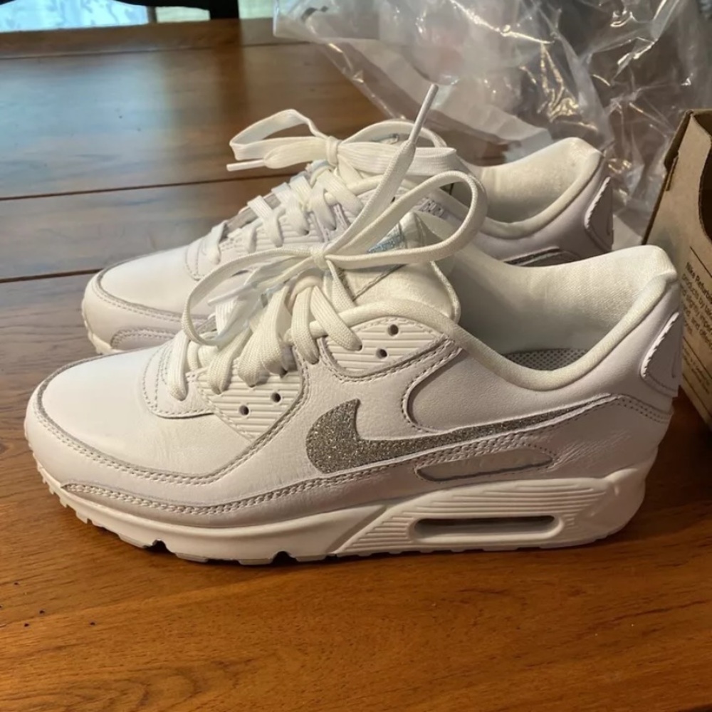 Women’s Nike Air Max 90 SE white/metallic Silver Glitter 8.5 FJ4579-100